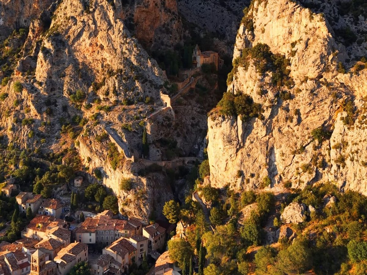 Moustiers old town & chapel, Moustiers-Sainte-Marie